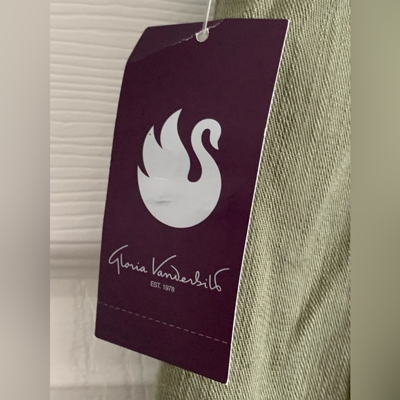 GLORIA VANDERBILT Women’s Sage Green Capri Pants - Picture 9 of 13